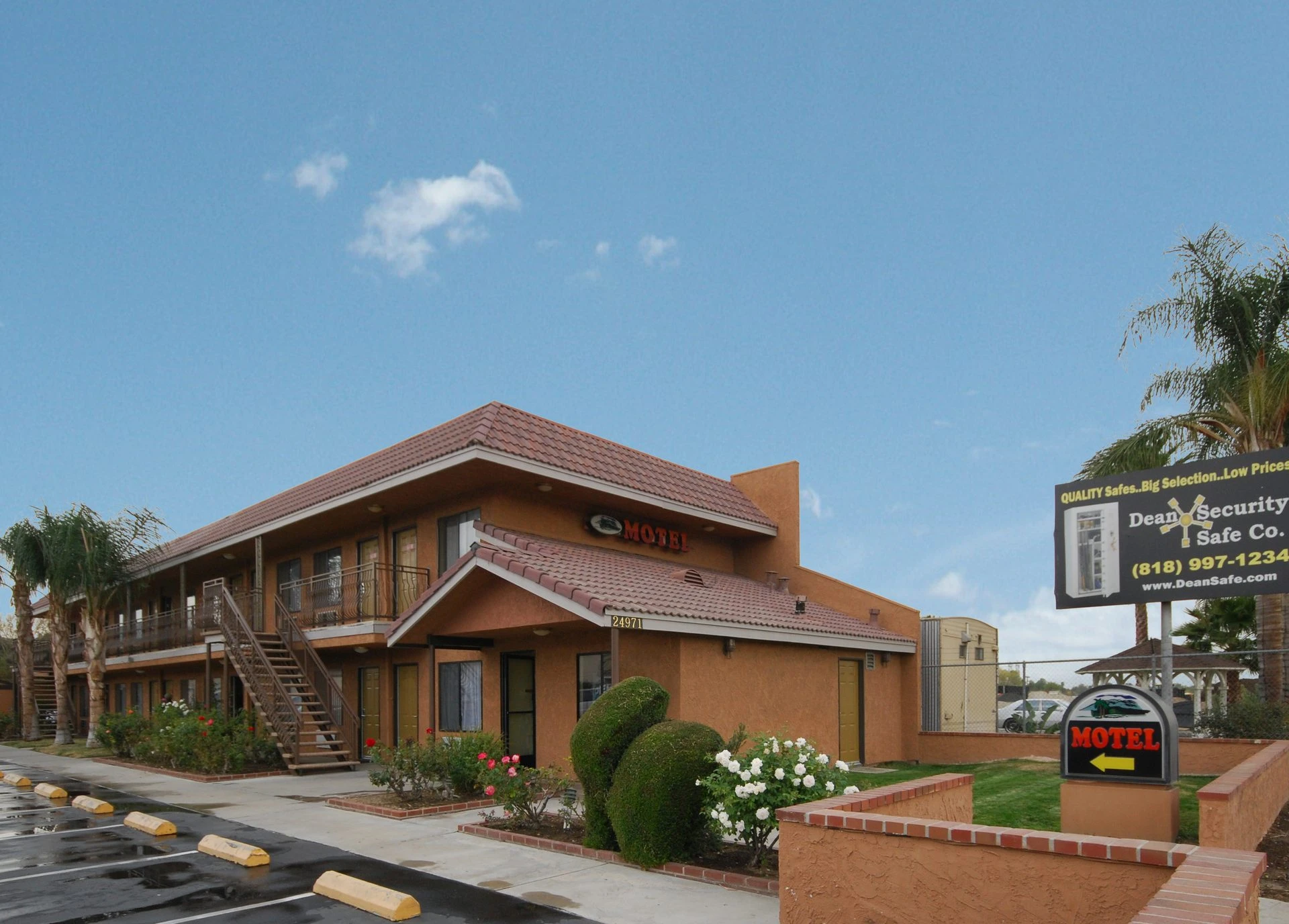 Santa Clarita Motel guest room and comforts